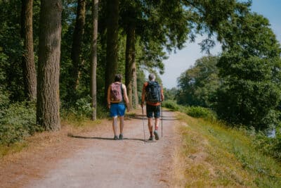 Deux randonneurs le long du Canal de Nantes à Brest