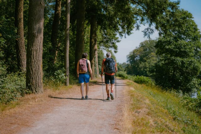 Deux randonneurs le long du Canal de Nantes à Brest