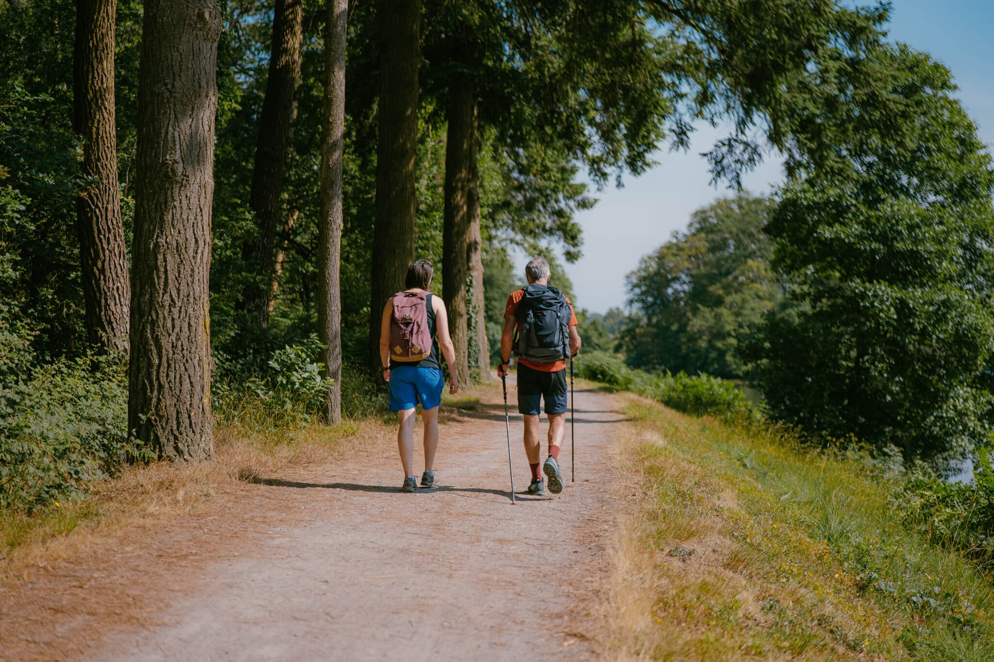 Deux randonneurs le long du Canal de Nantes à Brest