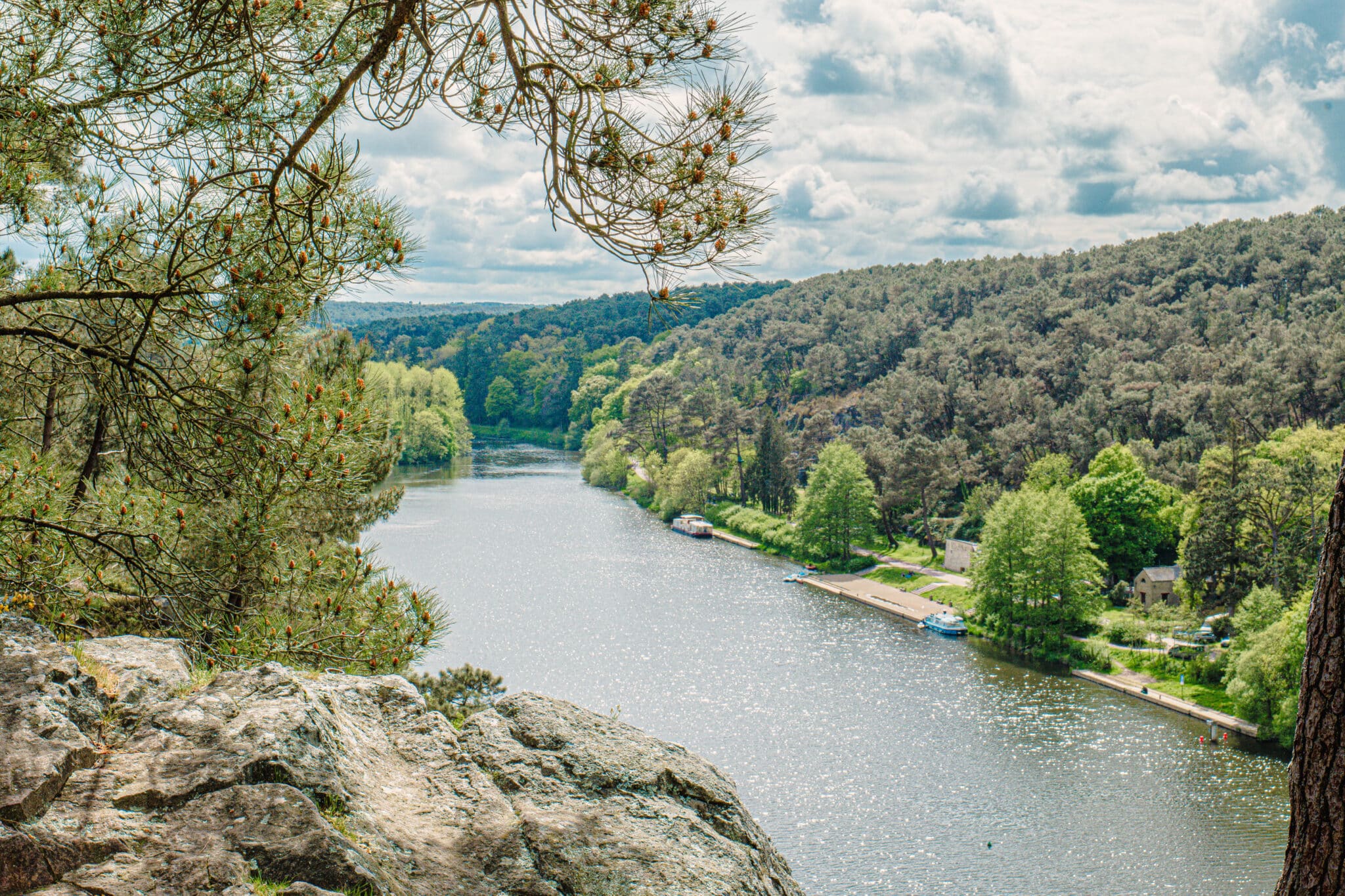 Vue sur l'Île aux Pies depuis Bains-sur-Oust - Madoline Bauthamy