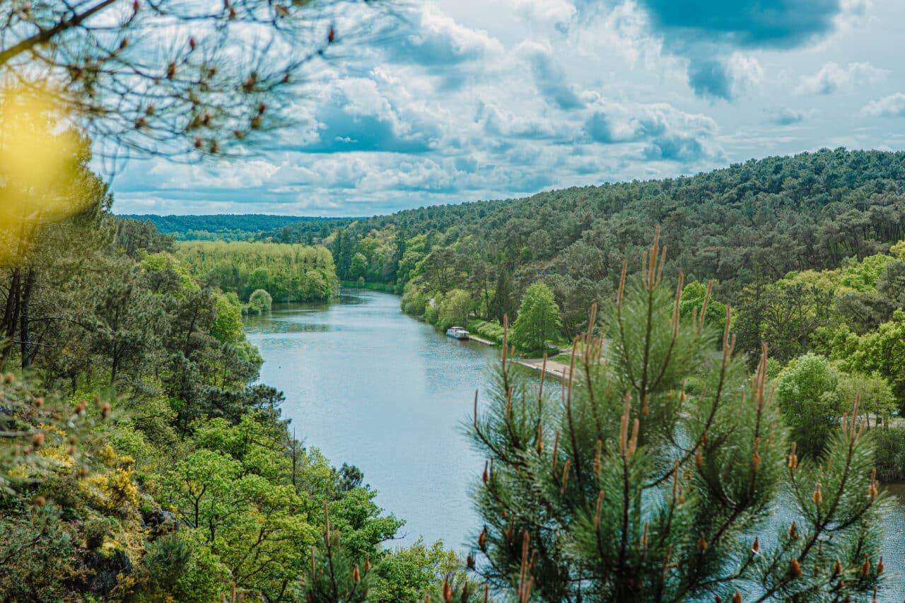 Vue sur l'Île aux Pies depuis Bains-sur-Oust