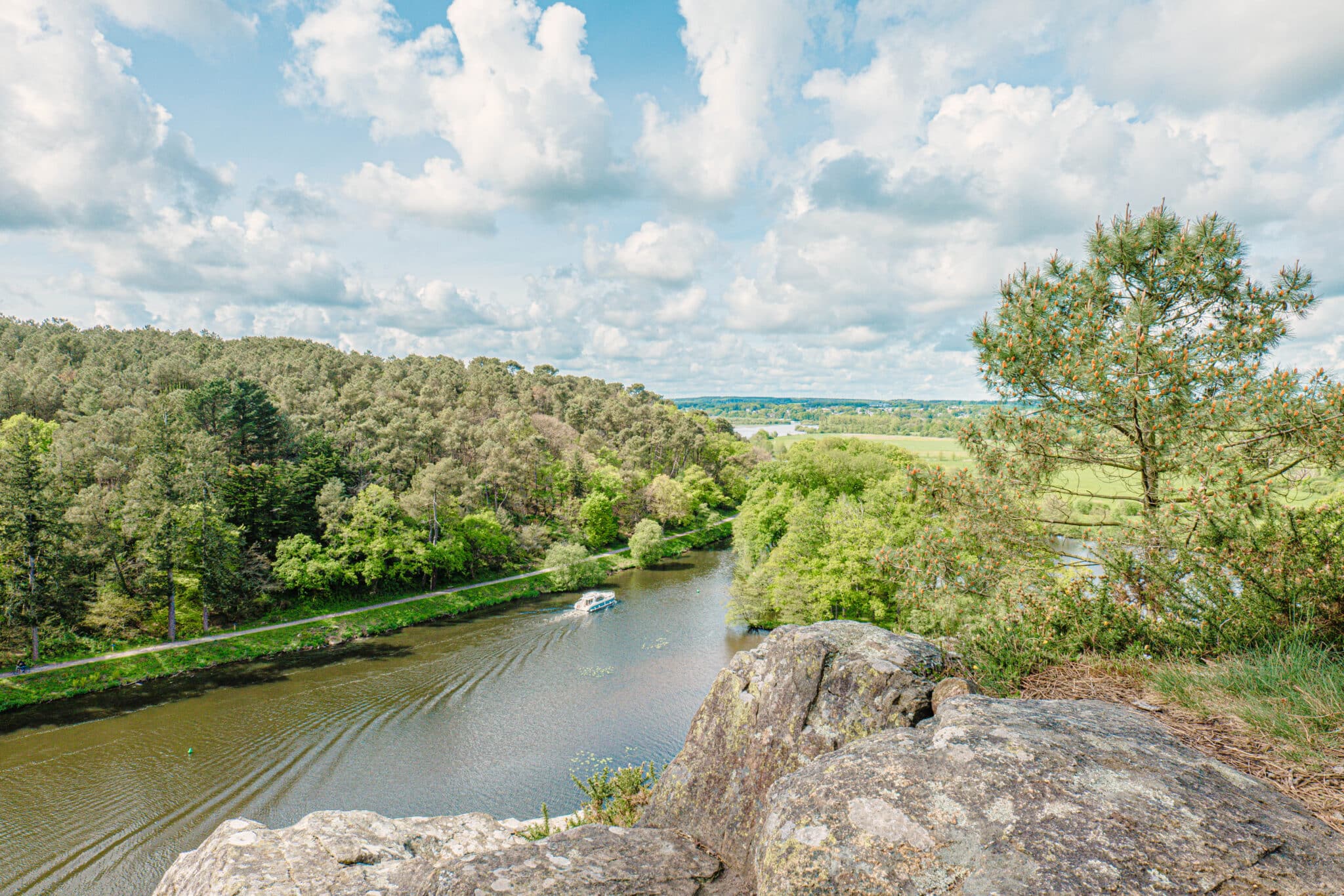 L'île aux Pies, rive Bains-sur-Oust, l'un des plus beaux sites naturels © Madoline Bauthamy