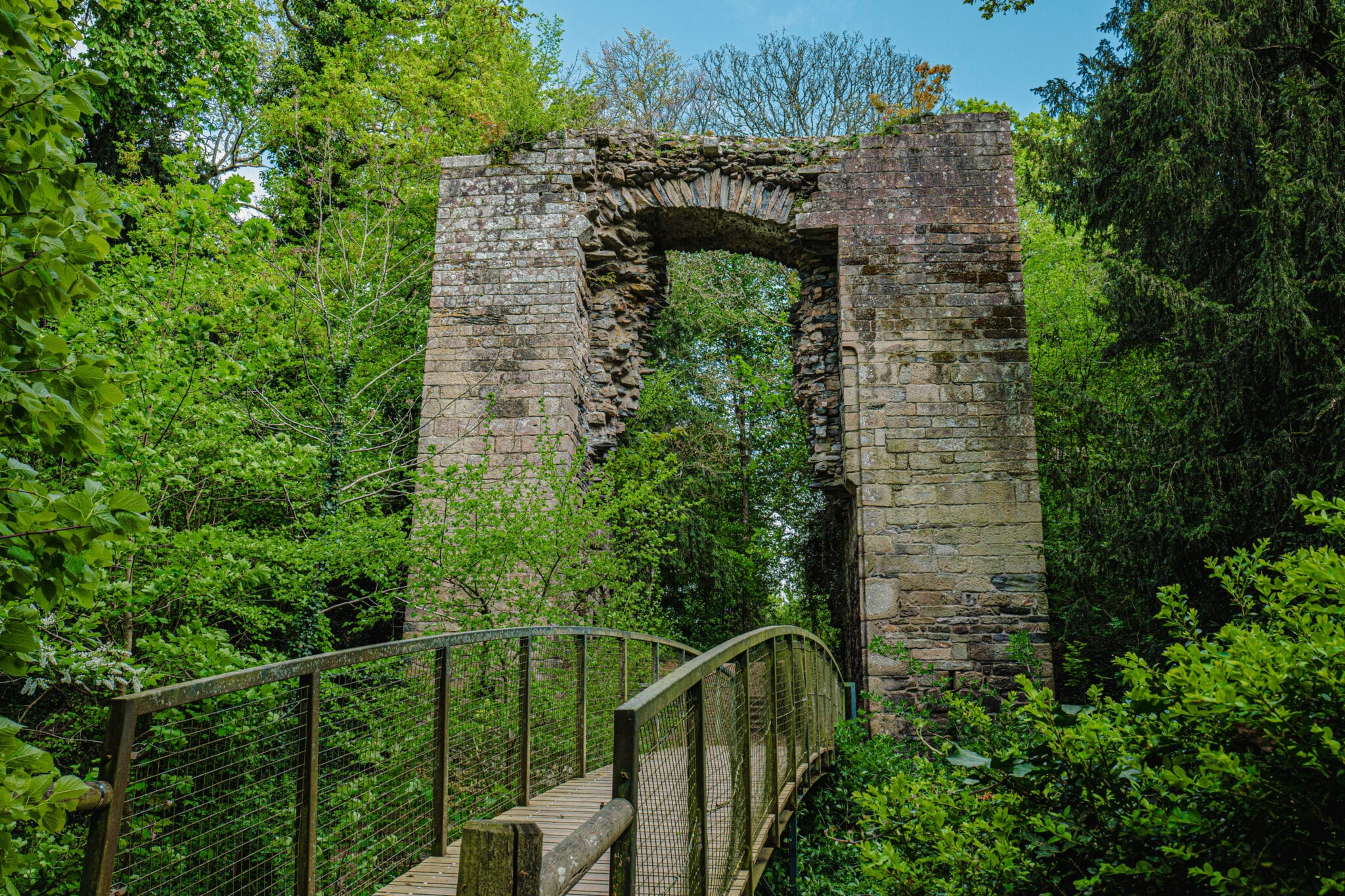 En suivant le circuit patrimoine - L'arche encore debout dans les ruines du Château de Rieux