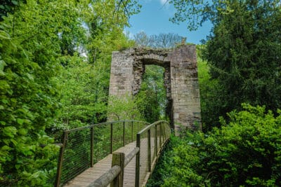 Ruines du Château de Rieux, la poterne d'entrée - Madoline Bauthamy