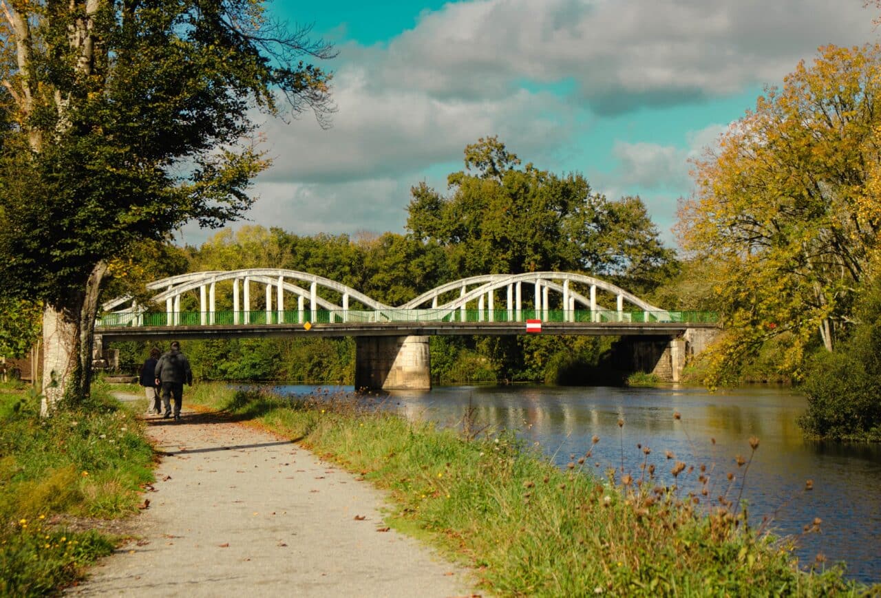 Le Pont d'Oust à cheval entre Peillac et Les Fougerêts © Madoline Bauthamy