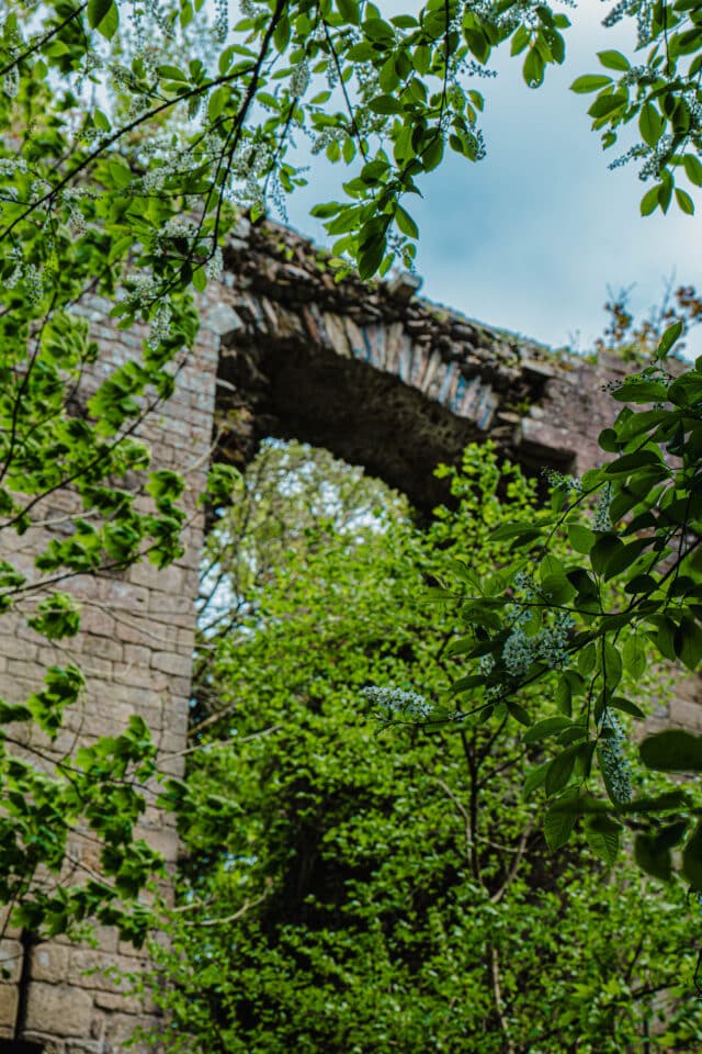 La poterne d'entrée des ruines du château de Rieux © Madoline Bauthamy