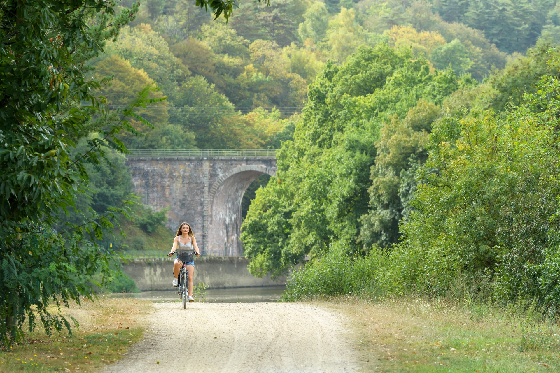 Cycliste roulant sur la V42 à Langon © Emmanuel Berthier