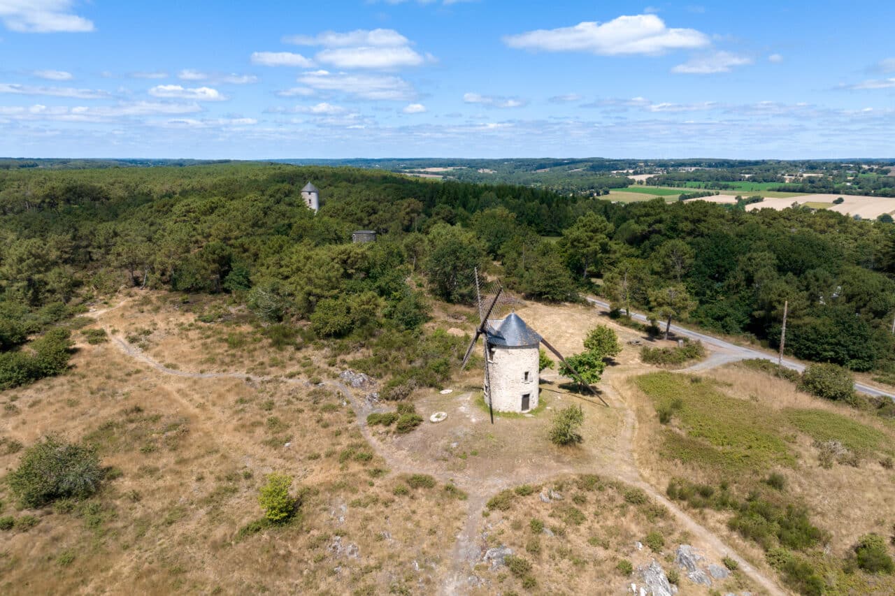 La butte des moulins à Saint-Jacut-les-Pins © Mathieu Rivrin