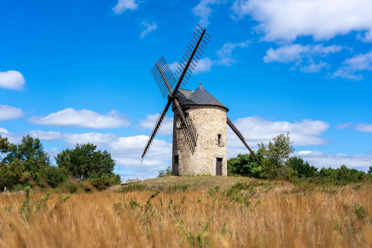 Un des moulins de la butte des moulins à Saint-Jacut-les-Pins © Mathieu Rivrin