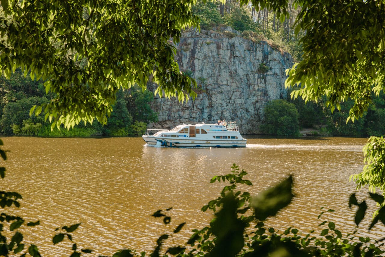 L'île aux Pies, rive Saint-Vincent-sur-Oust © Madoline Bauthamy