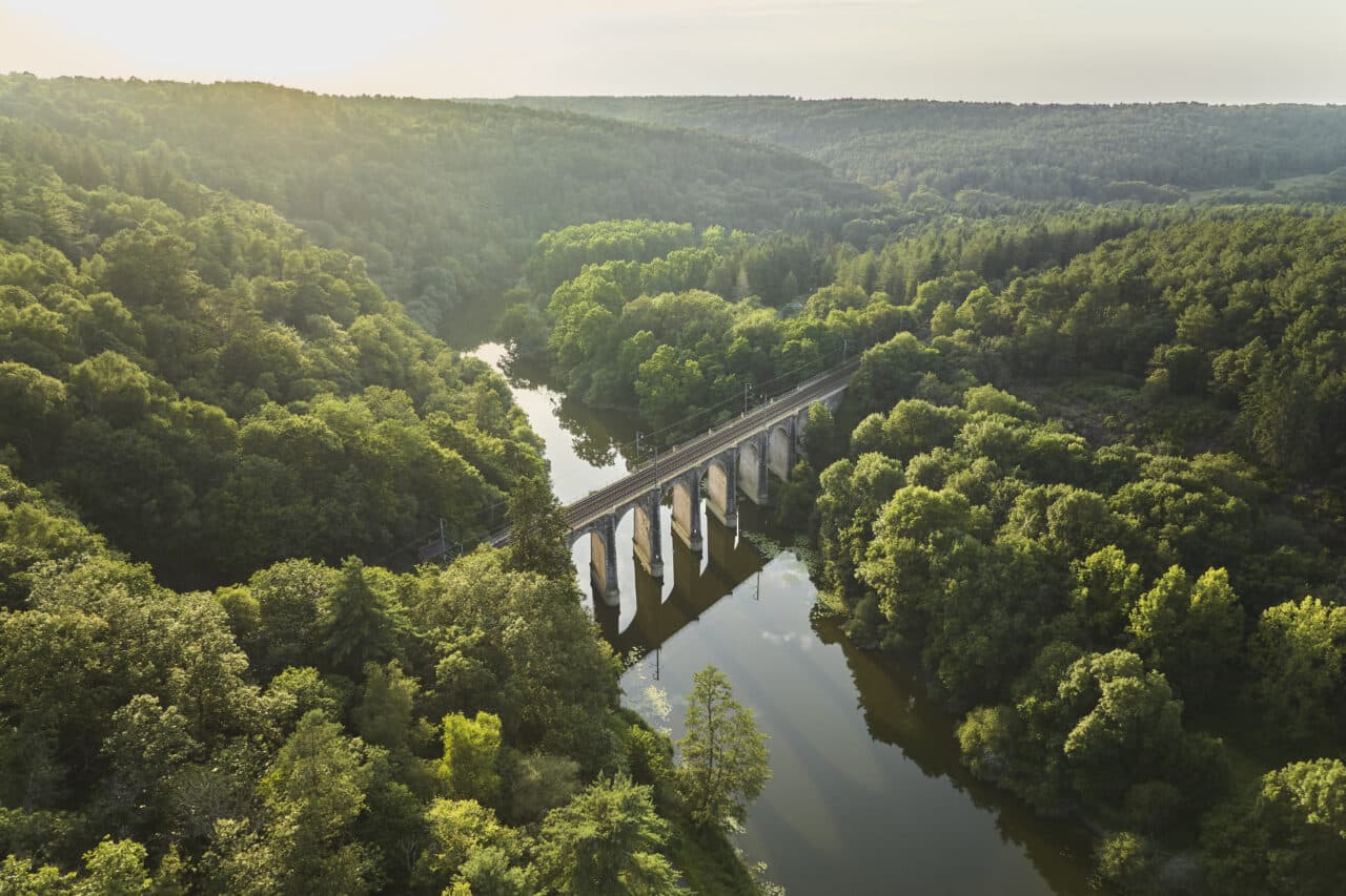 Le viaduc des Corbinières dans la vallée de la Vilaine © Alexandre Lamoureux