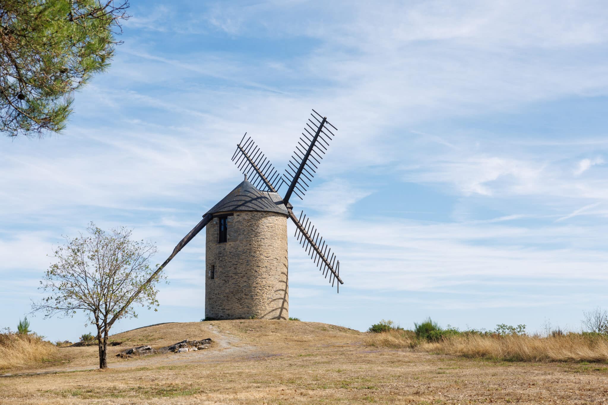 Un des moulins de Saint-Jacut-les-Pins © Emmanuel Berthier